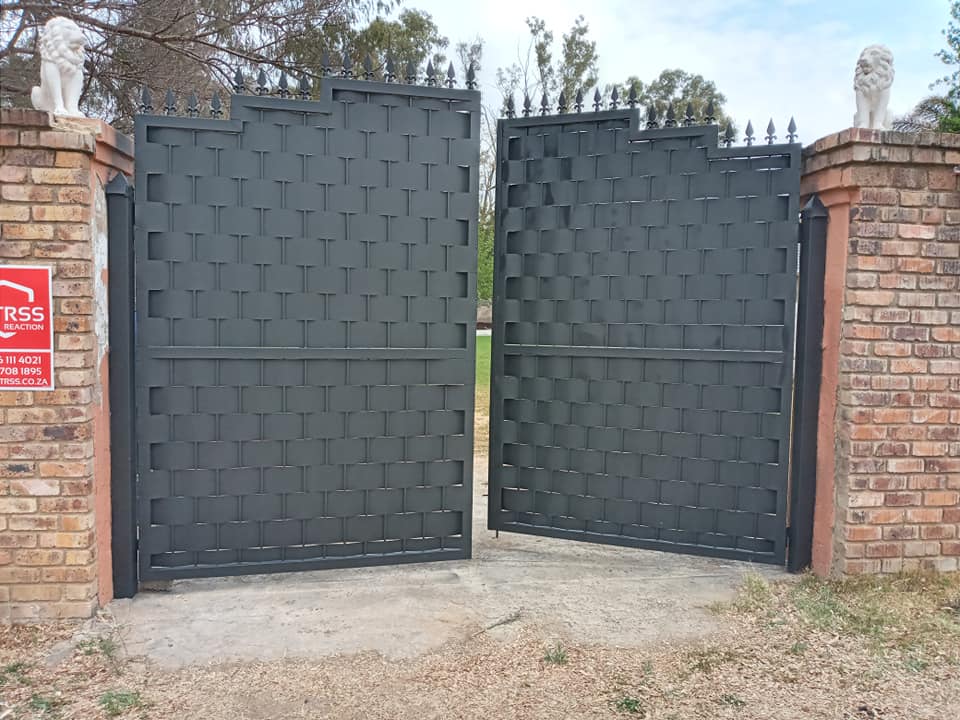 Palisade fence weave gate black